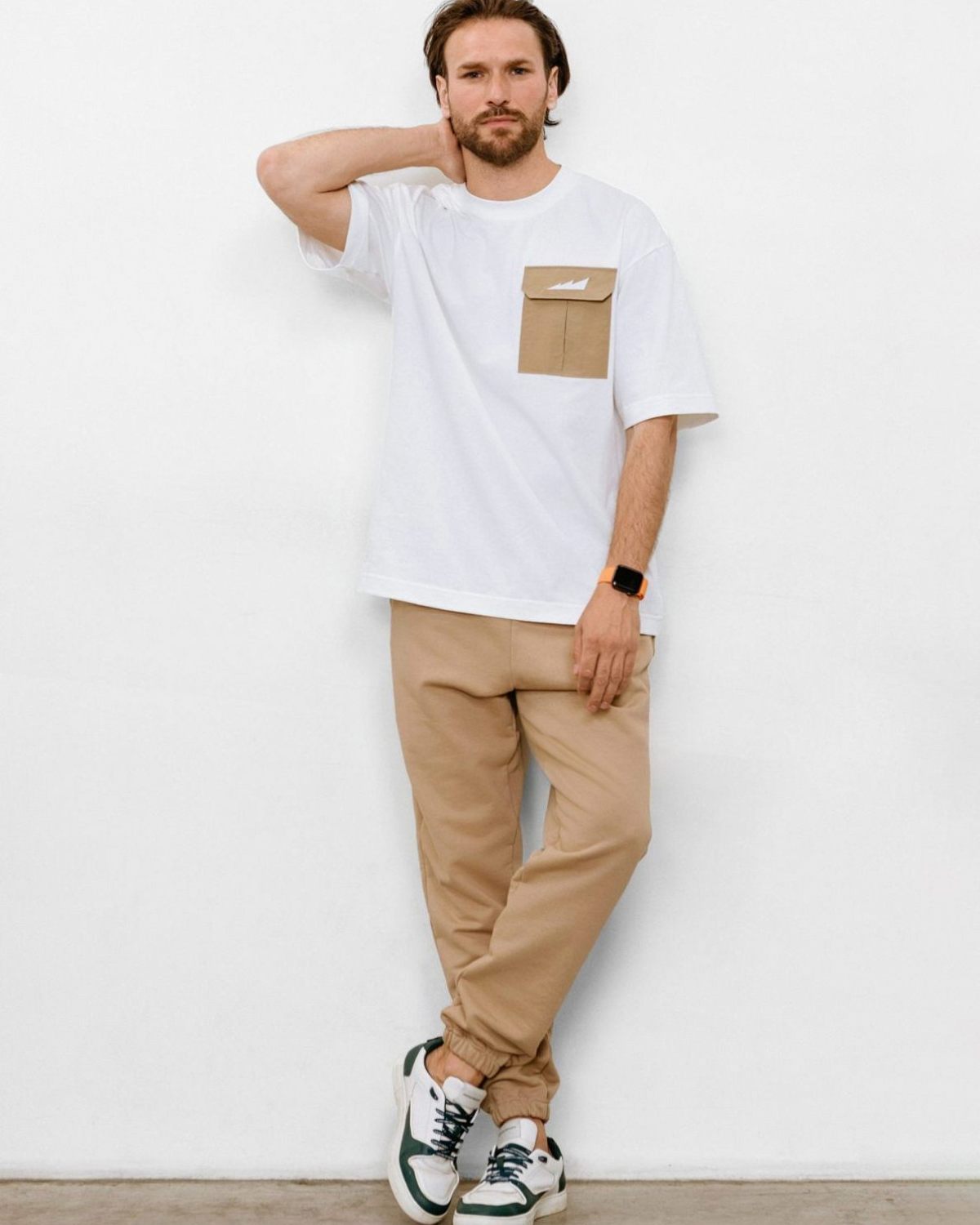 Футболка Oversize c накладным карманом Beige & Grey Nikasport, BG13-M11-WHT/BGE, цвет белый + бежевые рукава и бейка горловина