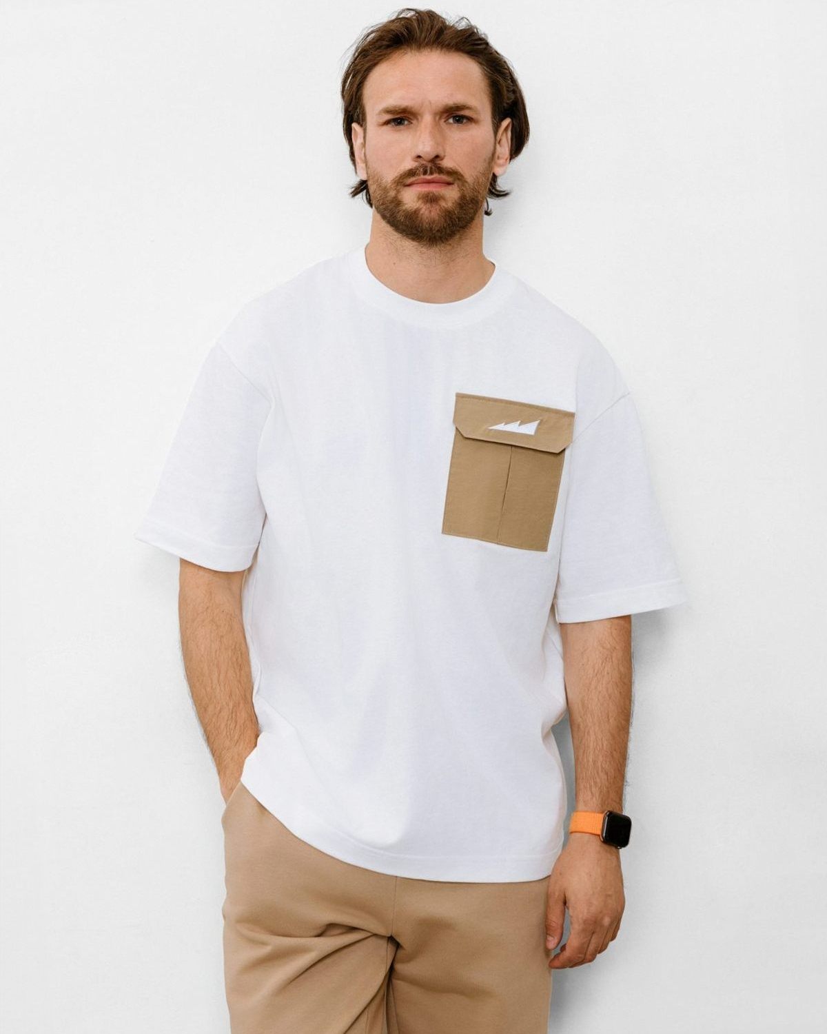 Футболка Oversize c накладным карманом Beige & Grey Nikasport, BG13-M11-WHT/BGE, цвет белый + бежевые рукава и бейка горловина