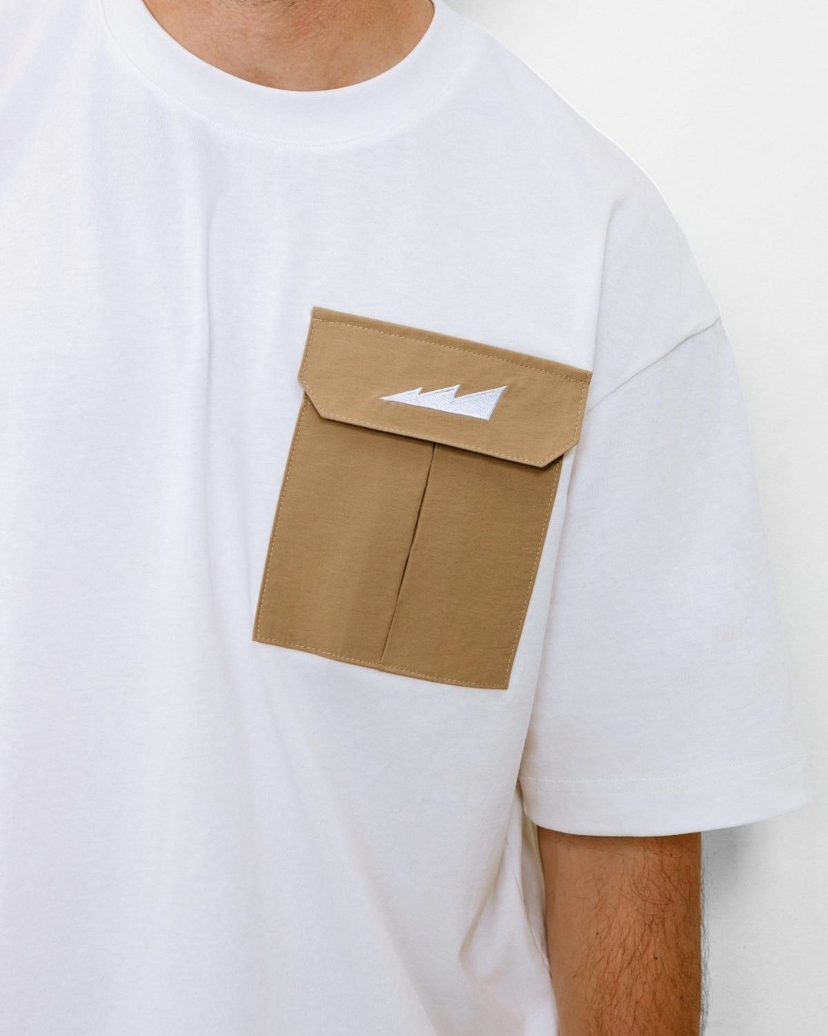 Футболка Oversize c накладным карманом Beige & Grey Nikasport, BG13-M11-WHT/BGE, цвет белый + бежевые рукава и бейка горловина